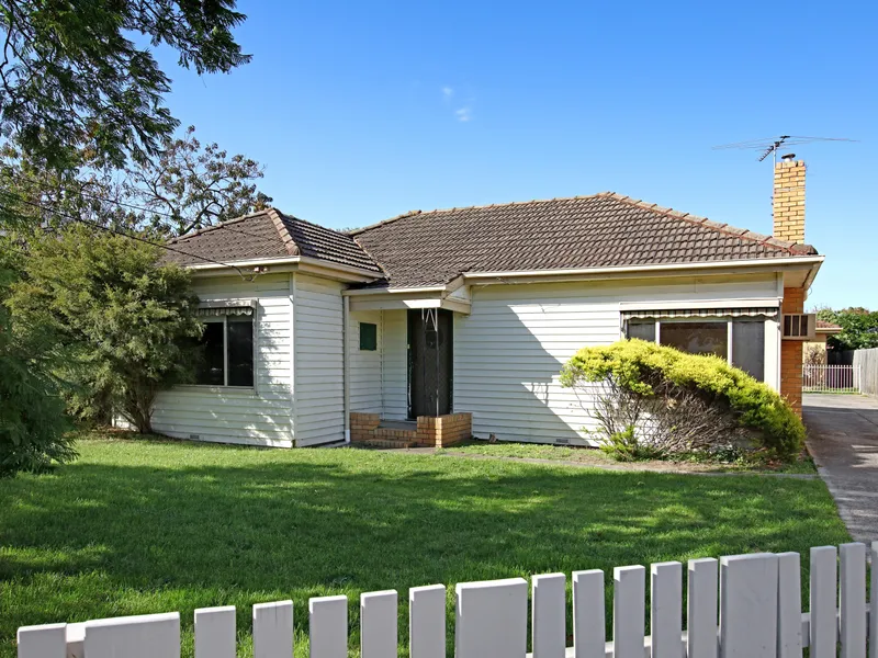 Blank Canvas Potential on a Perfect Street-front Site!