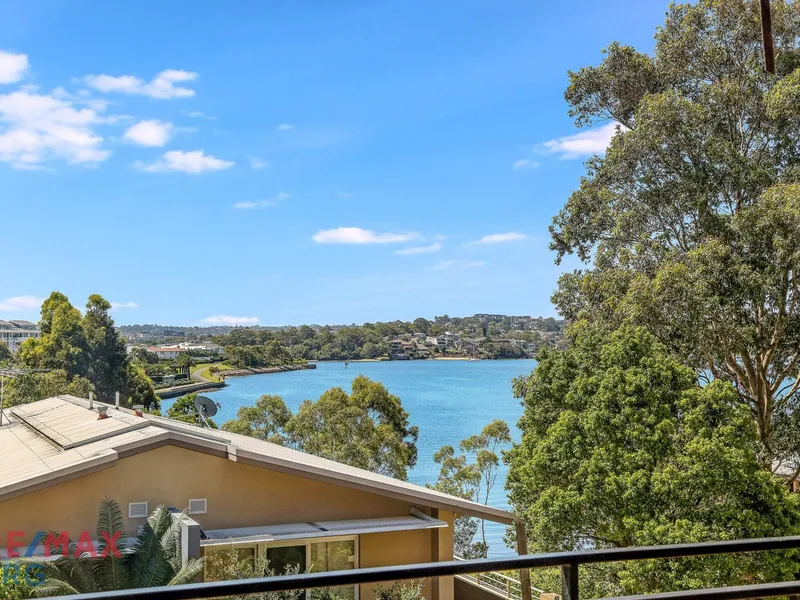Second floor 3 bedroom apartment with spectacular bay views, this property will impress!