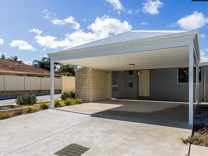 Large modern 3 bed villa, 2 living areas, street frontage