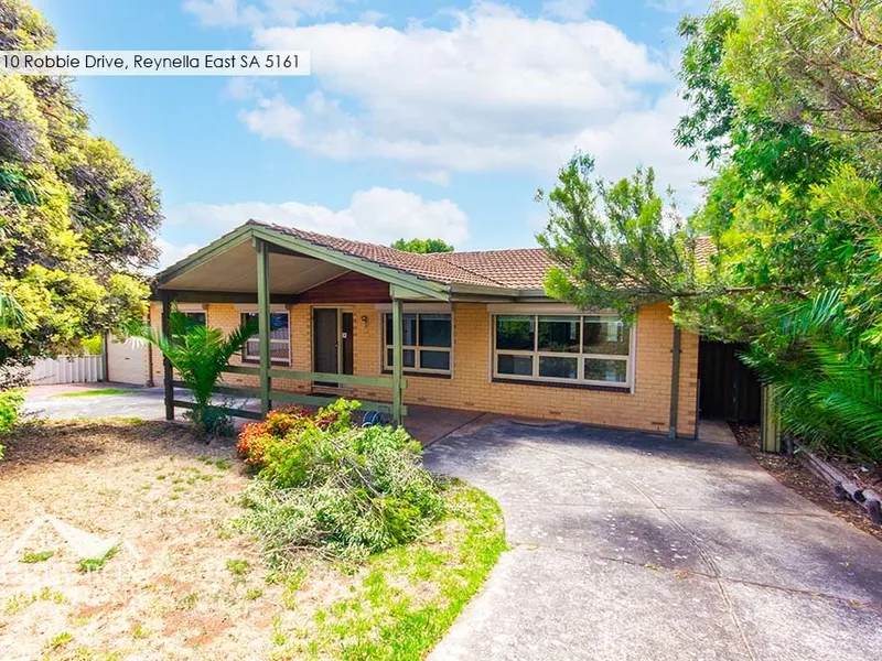 NEAT FAMILY HOME WTH SPARKLING POOL AND RUMPUS ROOM