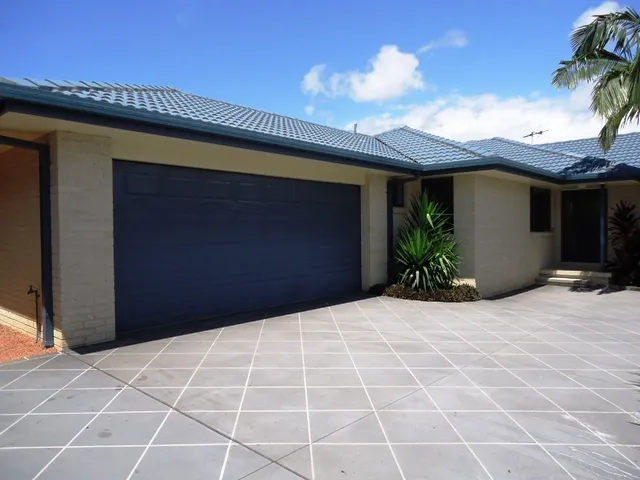Modern Three Bedroom Villa In Crestwood