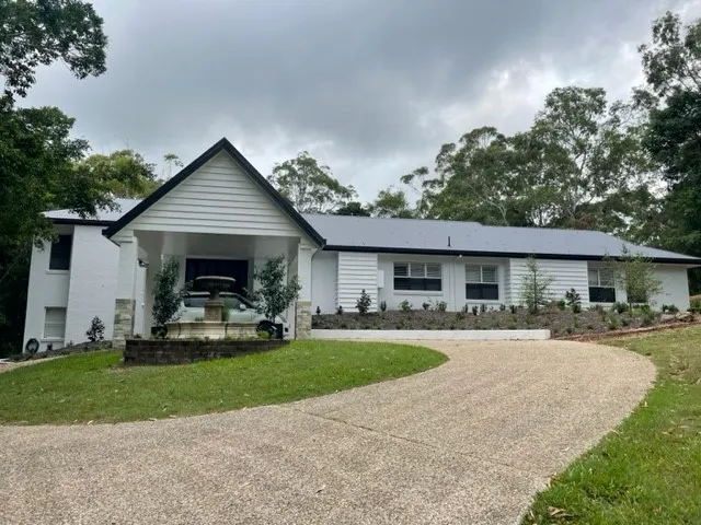 Lifestyle acreage with a Hamptons look!!!