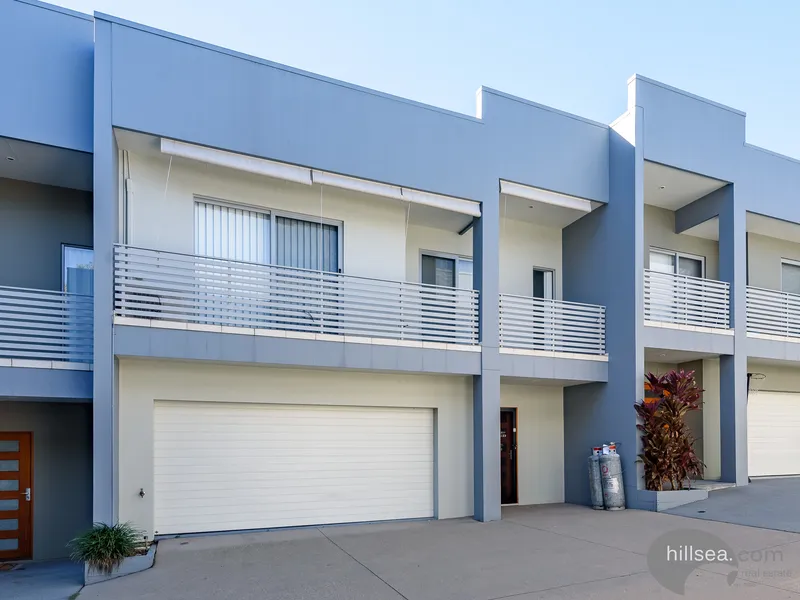 Lovely Townhouse Within Walking Distance to Tram& Train - 2 Living Areas-Double Car Lockup