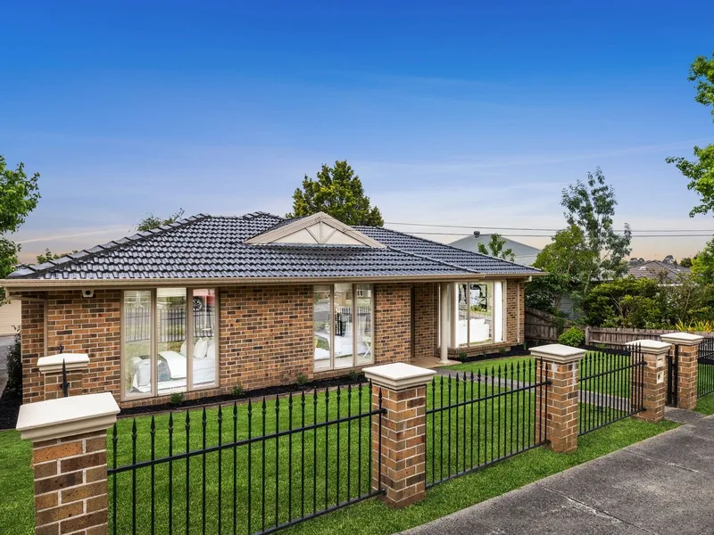 COZY THREE-BEDROOM TWO-BATHROOM UNIT WITHIN GLEN WAVERLEY SECONDARY SCHOOL ZONE