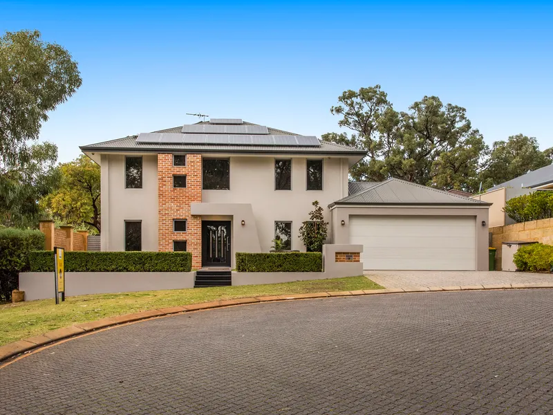 SIMPLY STUNNING - ELEGANT LIVING IN HIGHBURY