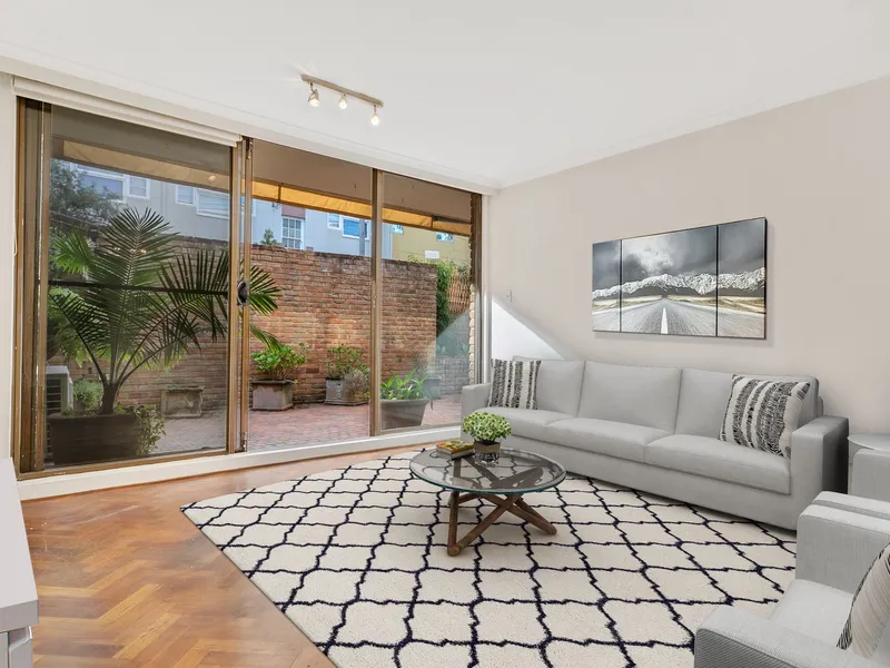 Huge Ground Floor Apartment with Courtyard 