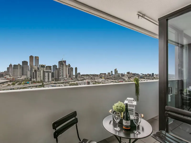 2 Bedroom 2 Bathroom Apartment with Sweeping CBD Views with 2 weeks free rent! 