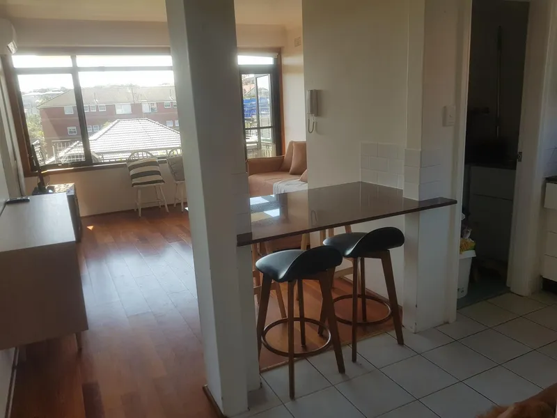 LIGHT FILLED TWO BEDROOM APARTMENT-MINUTES TO MAROUBRA BEACH
