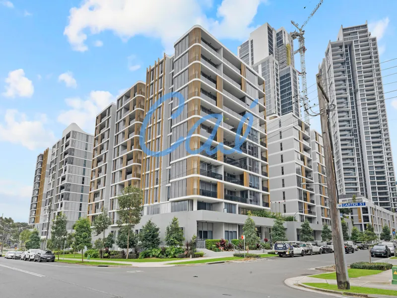 Luxury Near New Apartment One bed + Study
