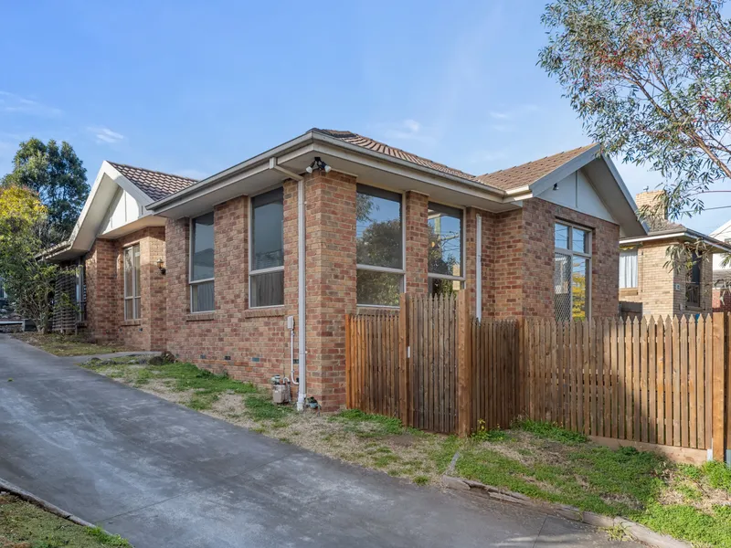 GREAT LOCATION AND WALK TO 24 HOURS WOOLWORTH!!