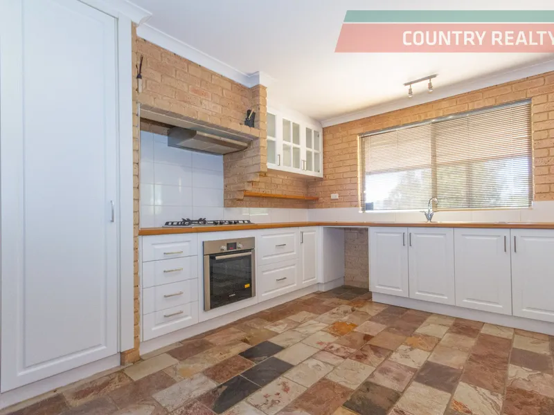 GREAT LOCATION - LOVELY HOME.