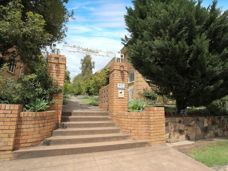 Spacious Art Deco charm - weekly rent negotiable