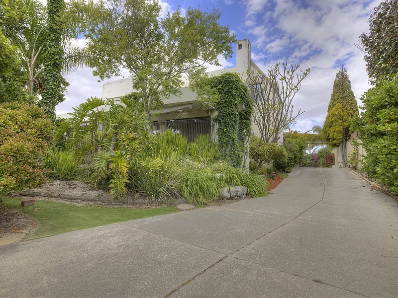 RIVERFRONT 'PETER OVERMAN' HOME