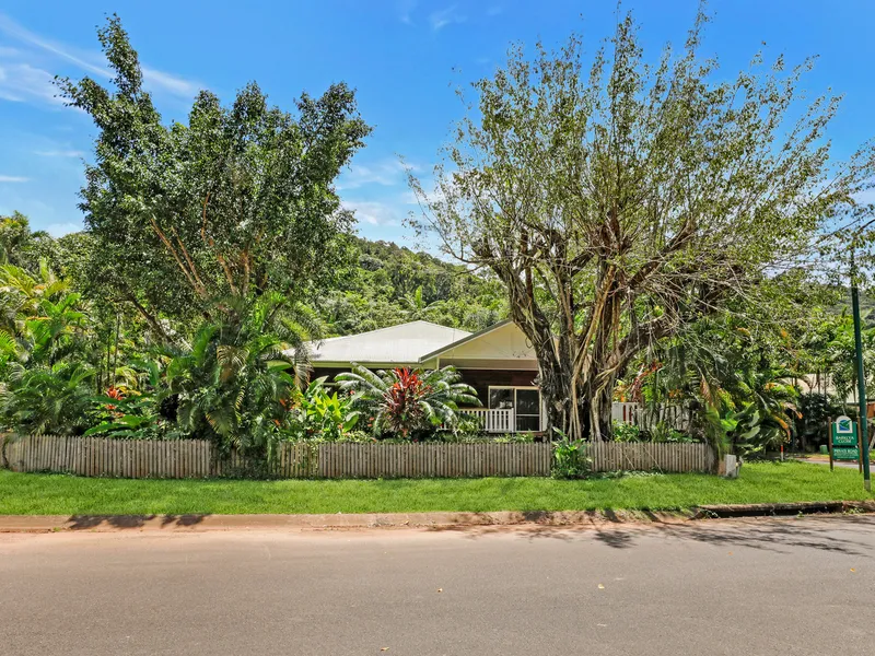 Stunning Tropical Home with Outdoor Spa!