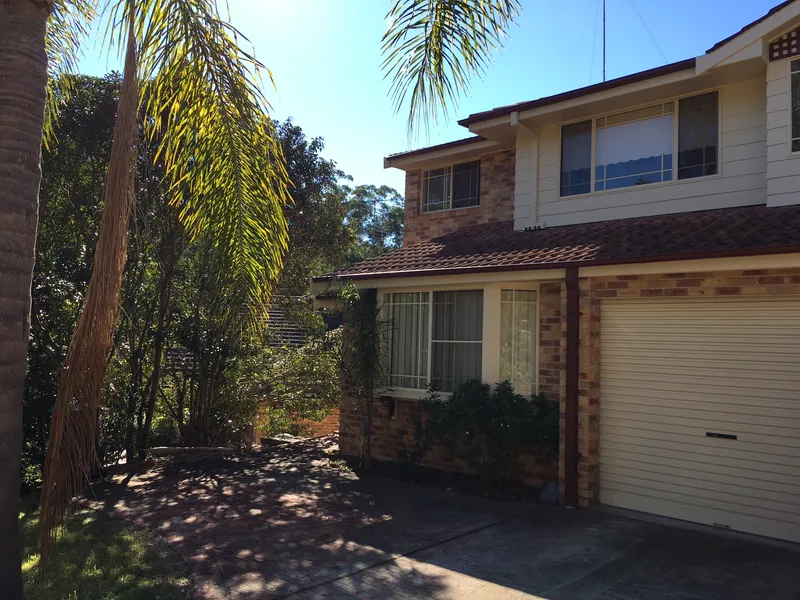 Dural/Cherrybrook border. Lovely garden home/duplex. Air conditioning!