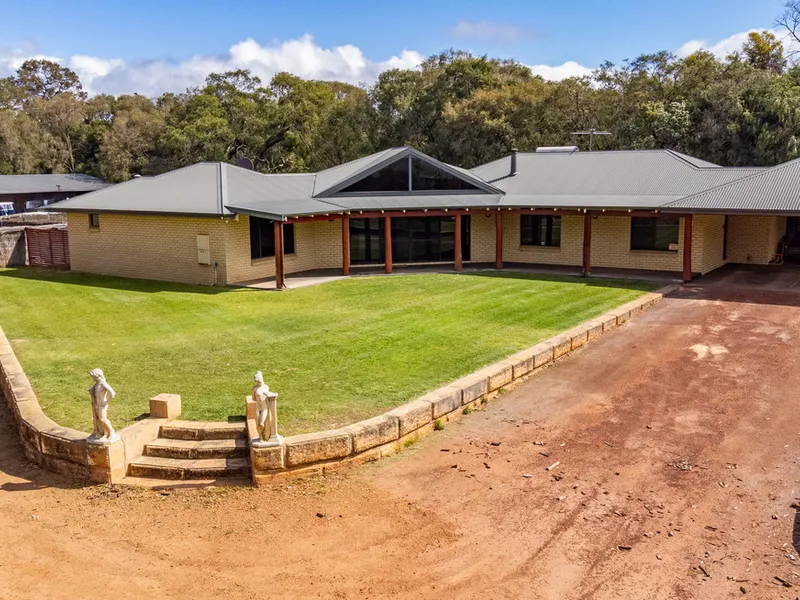 Capture The Charm, Love The Space, Live The Location!