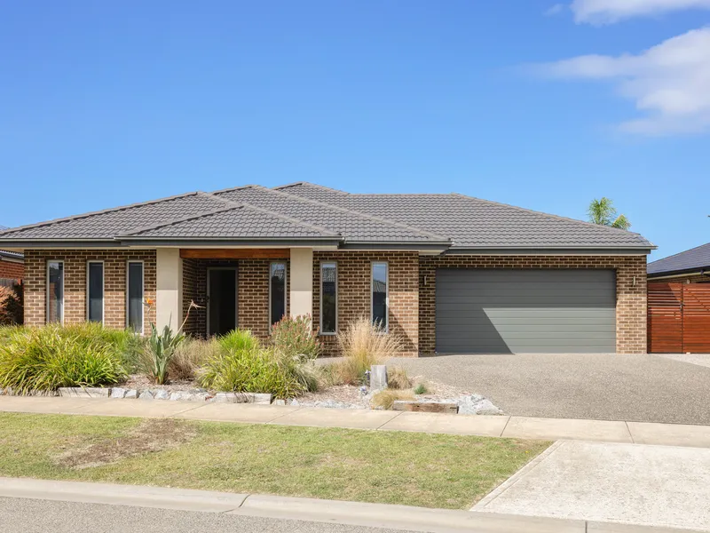 Modern, Functional & Comfortable Family Living!