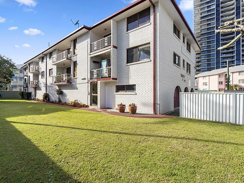 Top Floor Sunny Apartment with Lock Up Garage