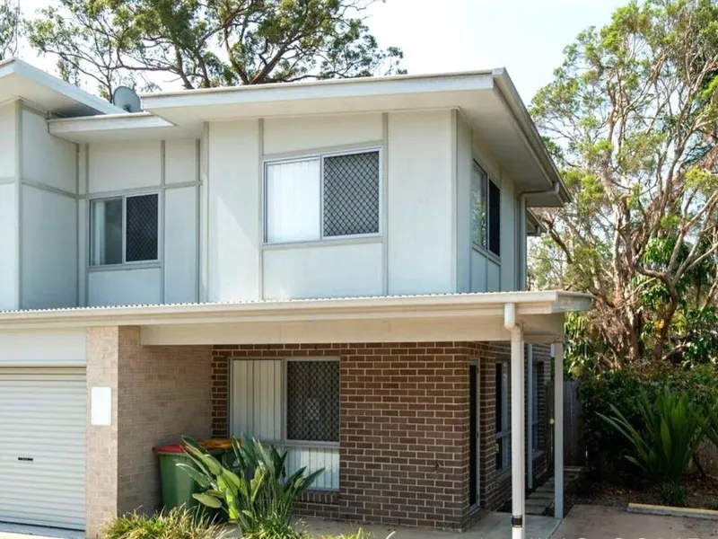 Modern Townhouse with Pool - Brand New Carpet & Paint