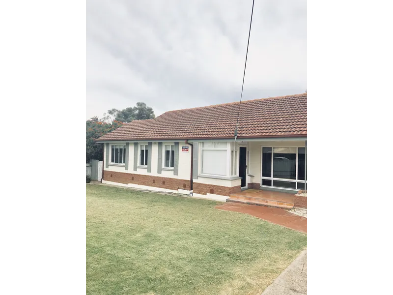 WALK TO BEACH, SHOPS, SCHOOLS