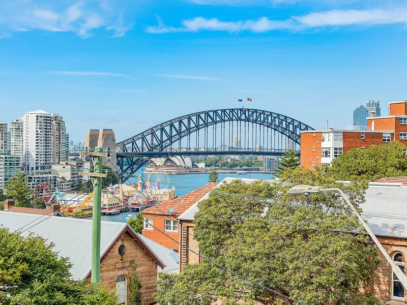 TOP FLOOR TWO BEDROOM APARTMENT!