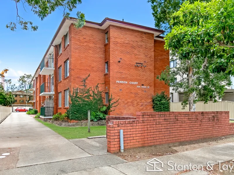 GROUND FLOOR UNIT WITH NO STAIRS ! GREAT CBD LOCATION..