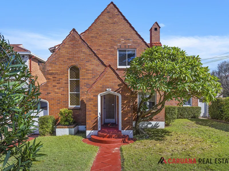 Beachside Family Home - Prime Location