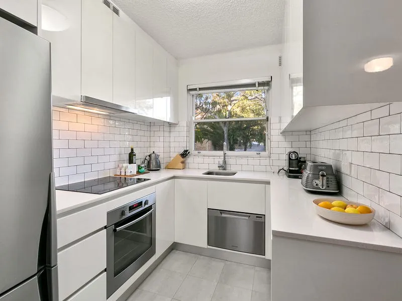 Private Ground Floor Apartment in Central Location On Dulwich Hill Border
