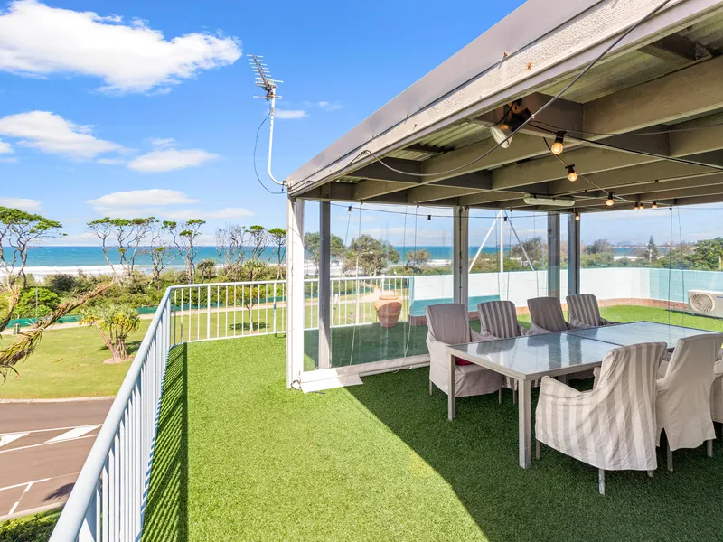 Ultimate beachfront location with an incredible rooftop terrace