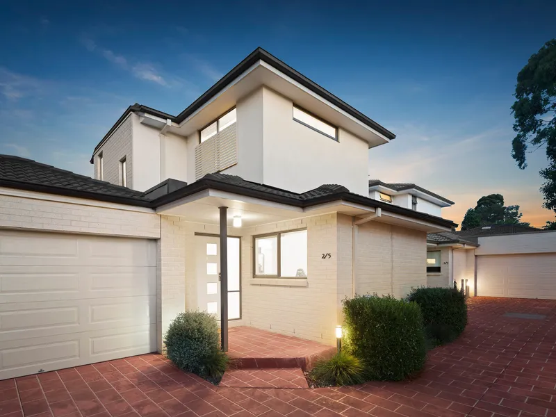 Gorgeous 2-bedroom townhouse with study nook