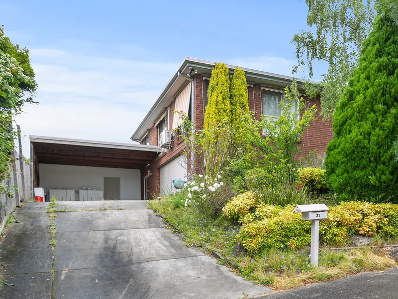Stylish and Spacious Family Home in Tranquil Mooroolbark Neighborhood