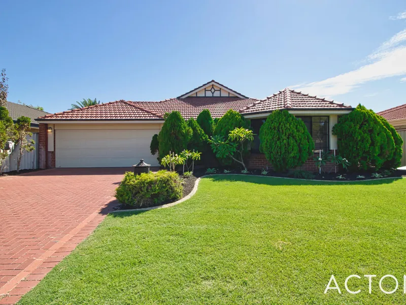 Family Home Opposite Park