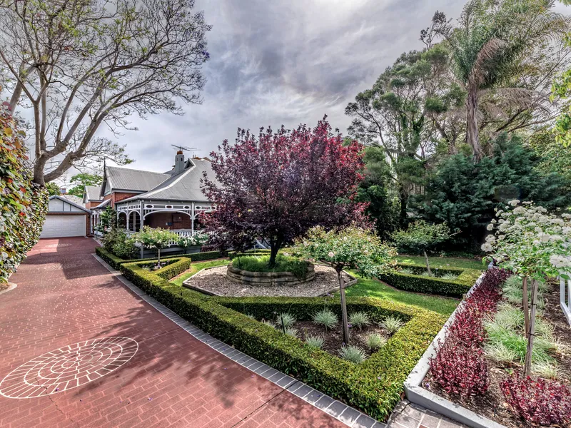 EXTRA LARGE FAMILY HOME ON 1225sqm BLOCK...
