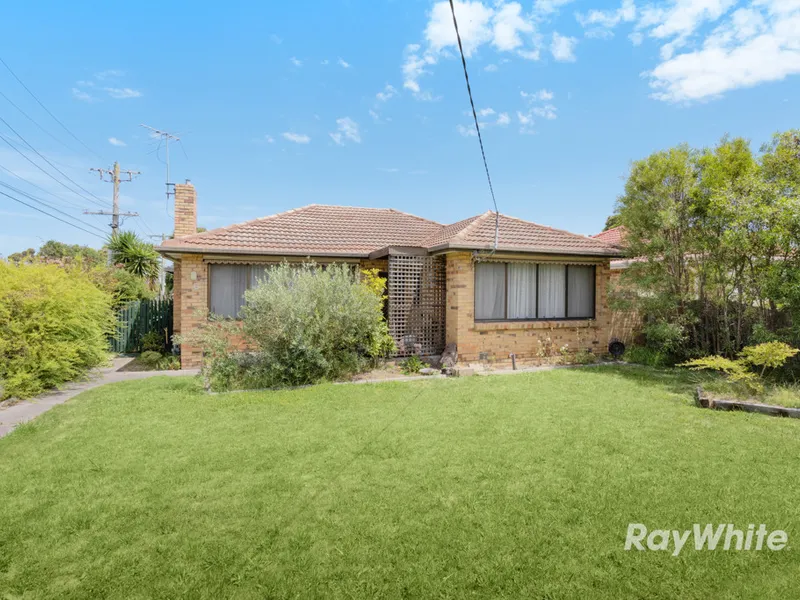 Online Auction | Ideal Family Haven: Inviting Ambiance with 2-Car Garage and Spacious Backyard