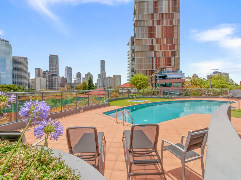 CITY FRINGE WITH PANORAMIC VIEWS