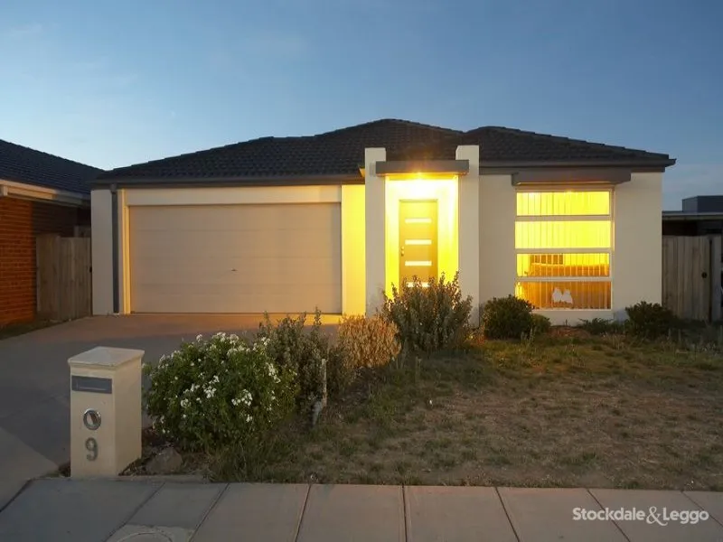 3 BEDROOM FAMILY HOME FOR RENT IN POINT COOK !!