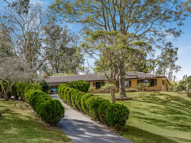 Tranquil premium acreage - Immaculate condition - Championship tennis court
