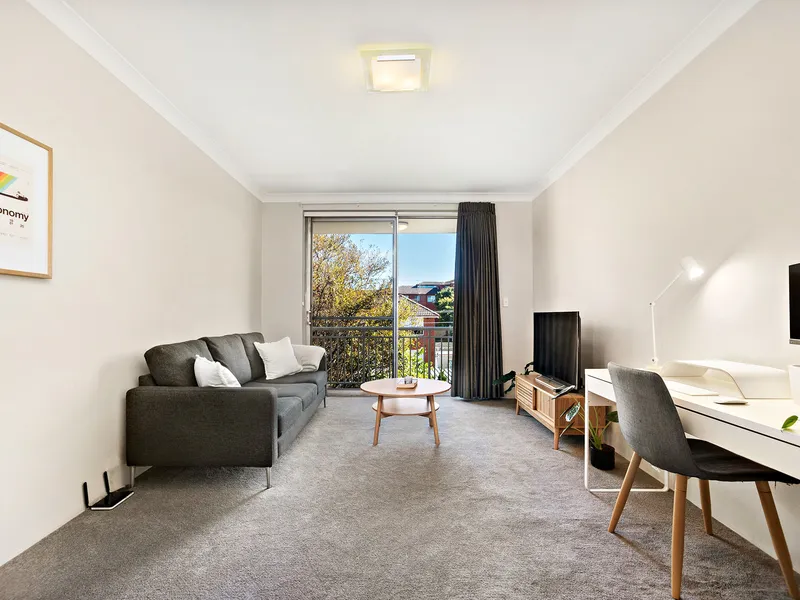 LIGHT-FILLED APARTMENT WITH ELEVATED OUTLOOK