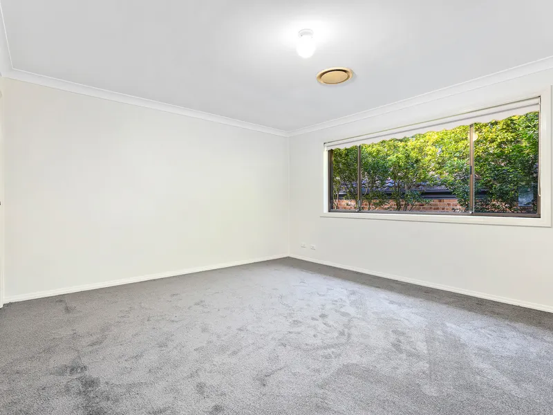 A MUST SEE- SPACIOUS 3 BEDROOM TOWN HOUSE