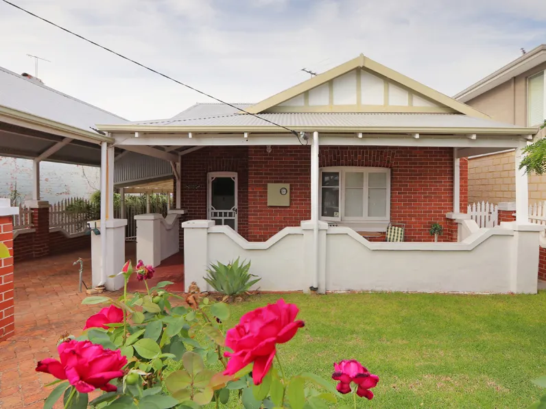 STUNNING 5 BEDROOM HOME IN IDYLLIC LOCATION