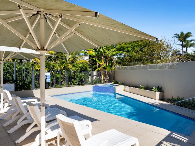 FULLY FURNISHED APT: Tropical Island Lifestyle - walk to CAFES & BEACH