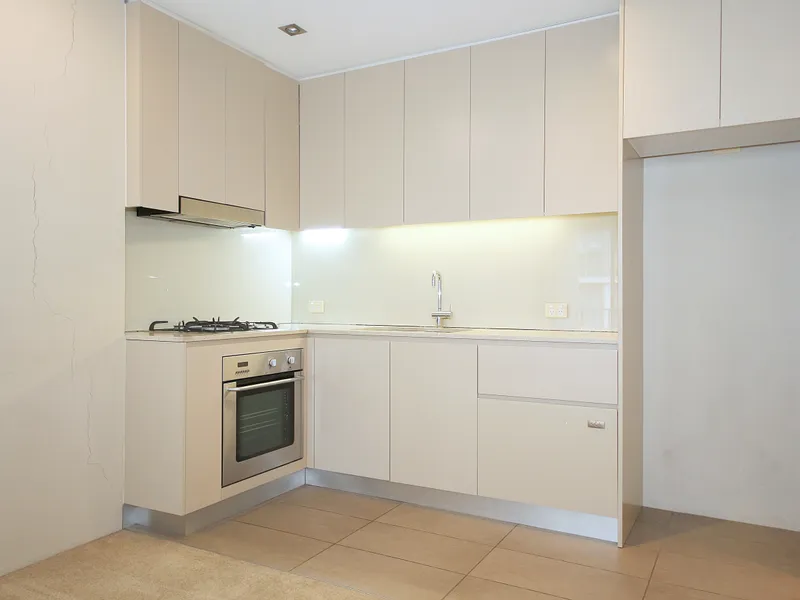 Modern & Spacious Split Level Apartment