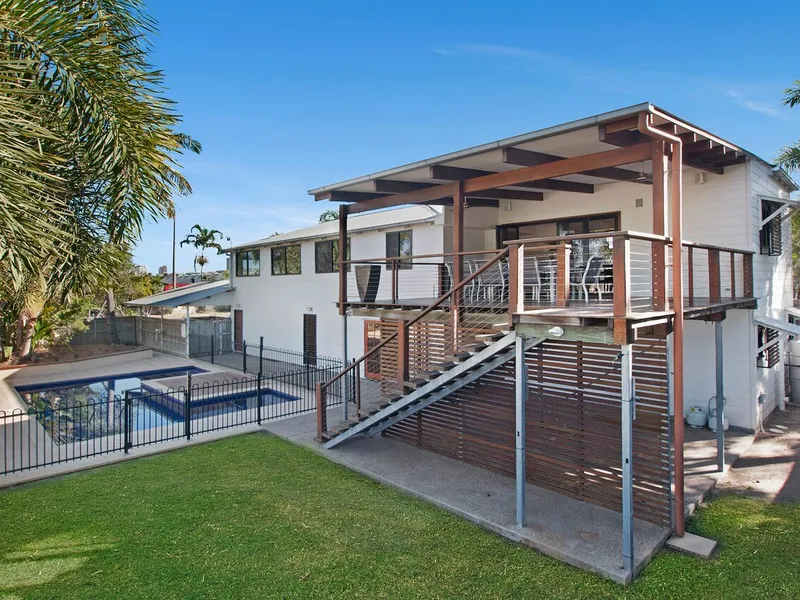 LARGE MODERN FAMILY HOME WITH POOL FOR RENT: - Available 26 March 2022