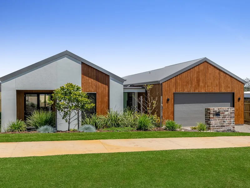 Idyllic Lifestyle Home in Picture Perfect Position