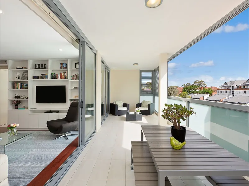 SUPER LARGE PENTHOUSE TYPE LUXURIOUS LIVING