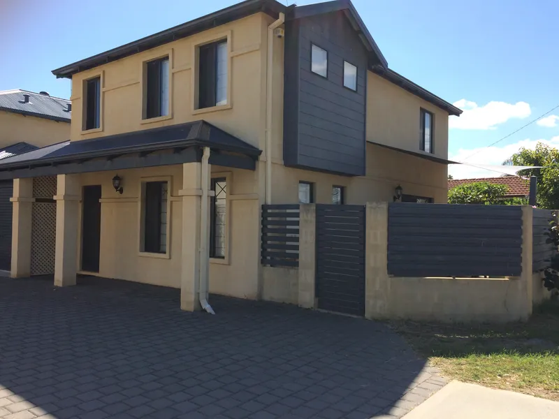 STYLISH TOWNHOUSE A MUST SEE