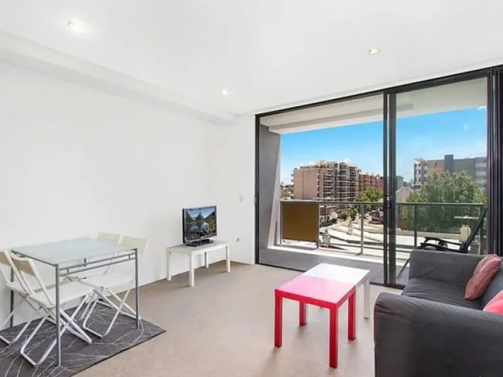 Sunny 2 bedroom apartment with car space
