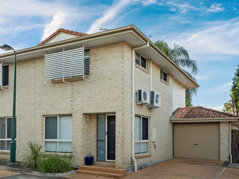 Outstanding Location, Stylish Town House!