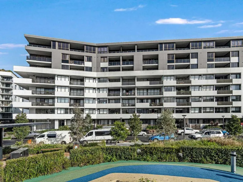 Spacious Light Filled 2 Bedroom With Park Views