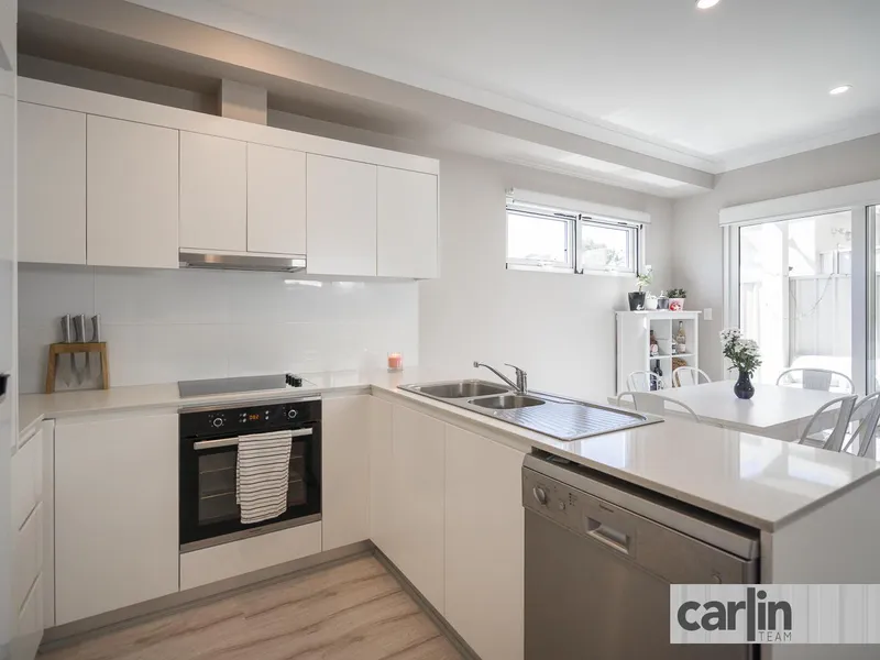 LIGHT, BRIGHT, MODERN & EASY CARE ! 